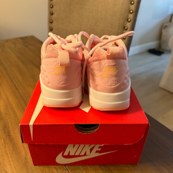 Brand New Nike "AIR MAX MOTION LW ENG" Women's Size 9 - Picture 3 of 5